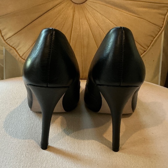 ALDO Black Genuine Leather with Gold Toe 4” Heels - Size 7 - Picture 5 of 7
